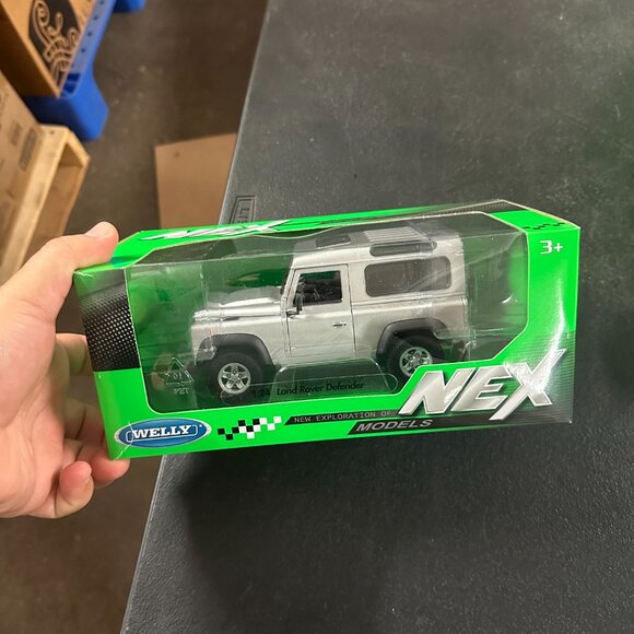 Welly 1:24 Land Rover Defender Diecast Metal Model Car New in box - Picture 1 of 3